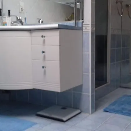 Jolie Maison Modulable De 4 A 6 Lits Avec Jardinet 别墅 伊格涅