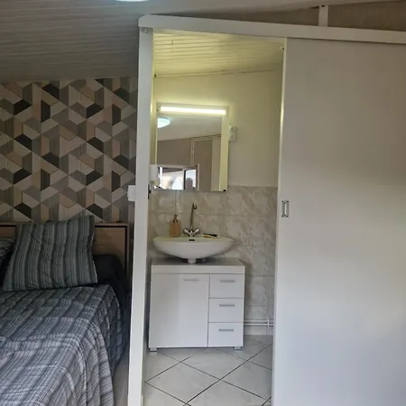 Jolie Maison Modulable De 4 A 6 Lits Avec Jardinet 伊格涅